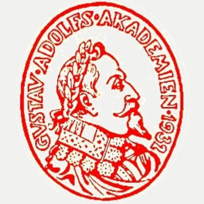 Logo of the The Royal Gustavus Adolphus Academy for Swedish Folk Culture, showing the side view of Gustavus Adolphus, after whom the Academy is named